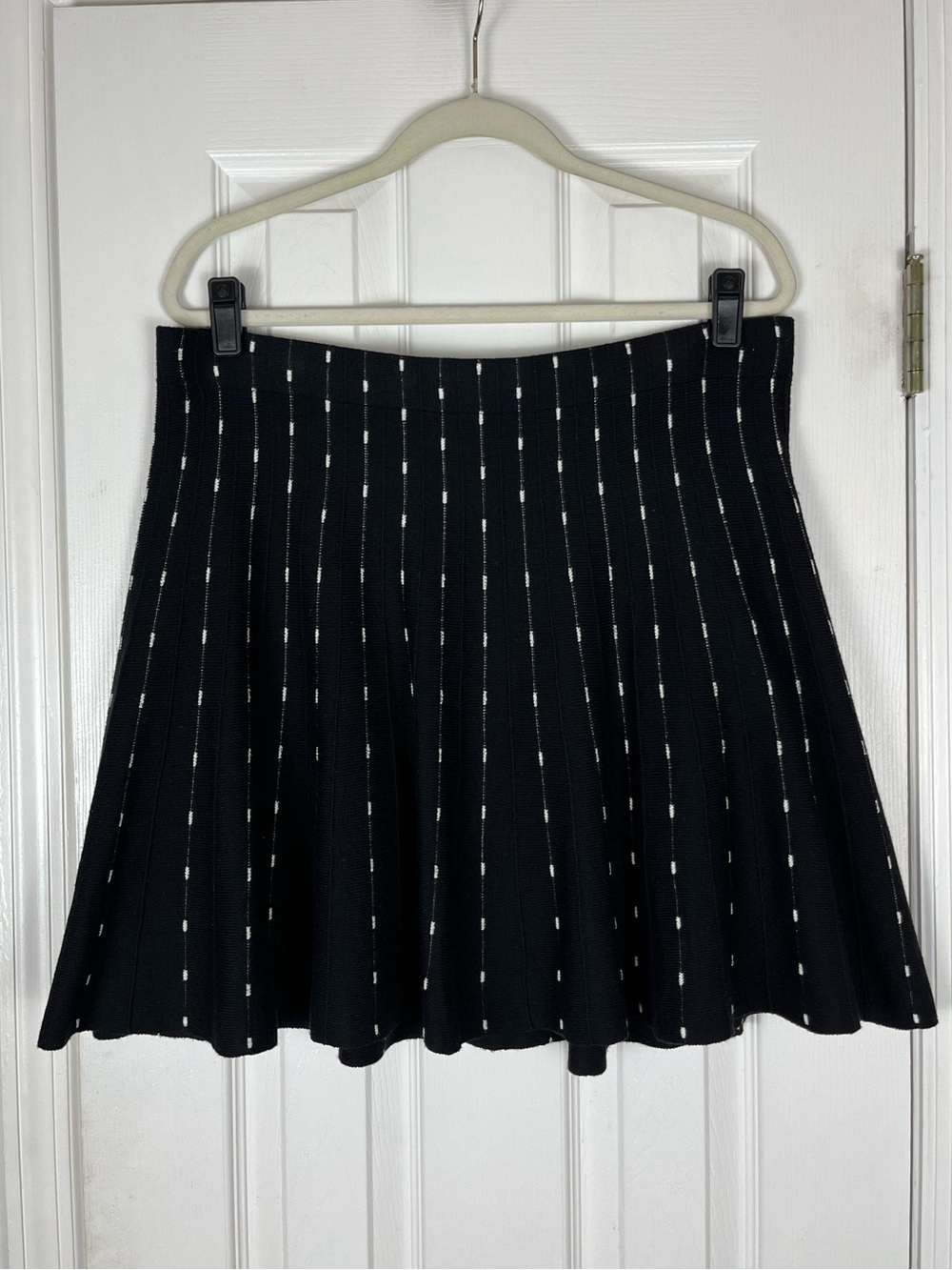 Candies 100% Acrylic Knit Black/White Flare Skirt Sz XL Above Knee